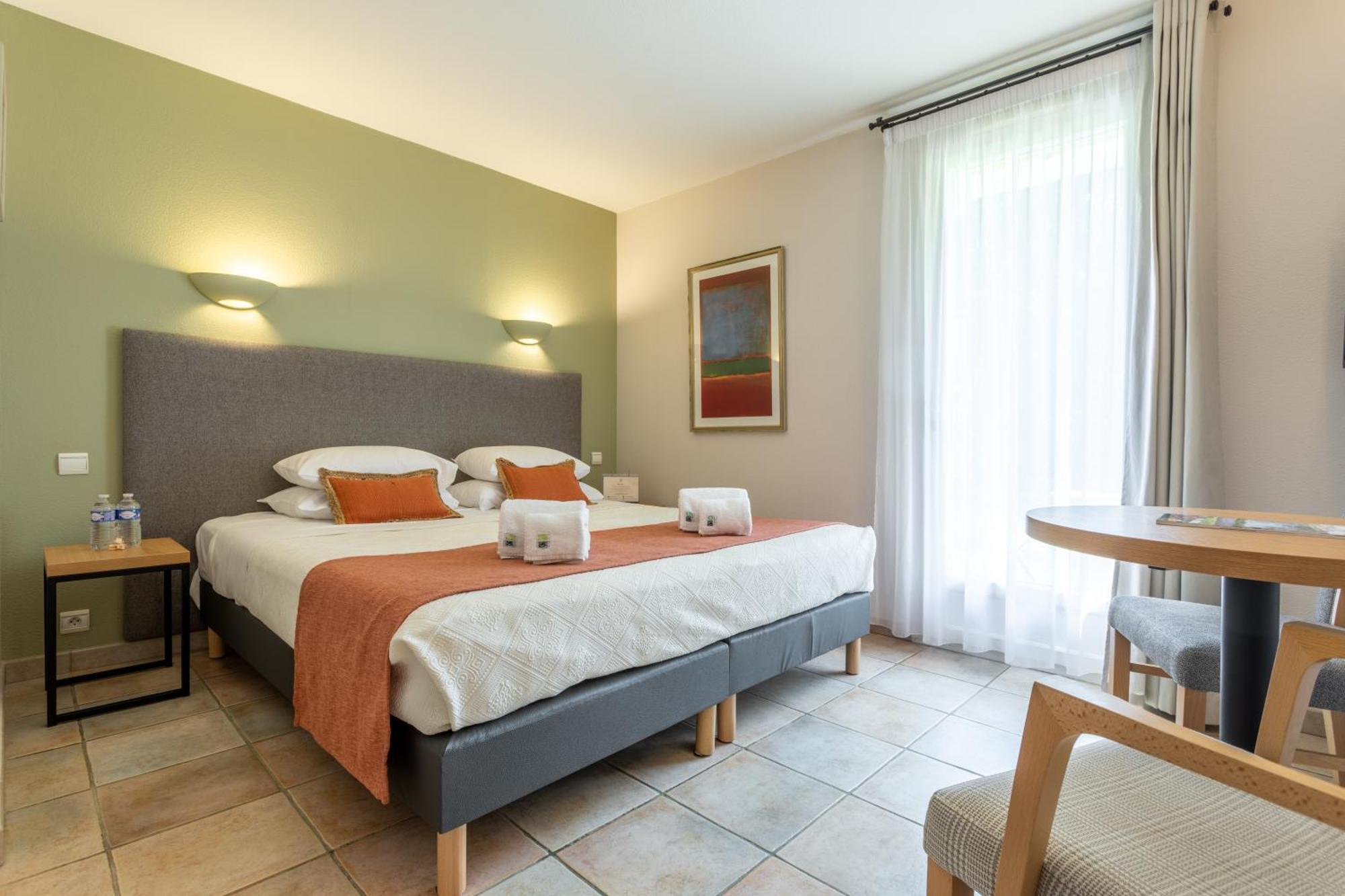 Logis La Bastide De Grignan Hotel & Restaurant "La Chenaie" Kültér fotó